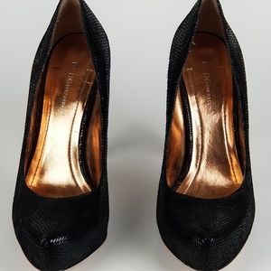 BLACK BCBG PUMPS WITH LAMINATED  EFFECTS